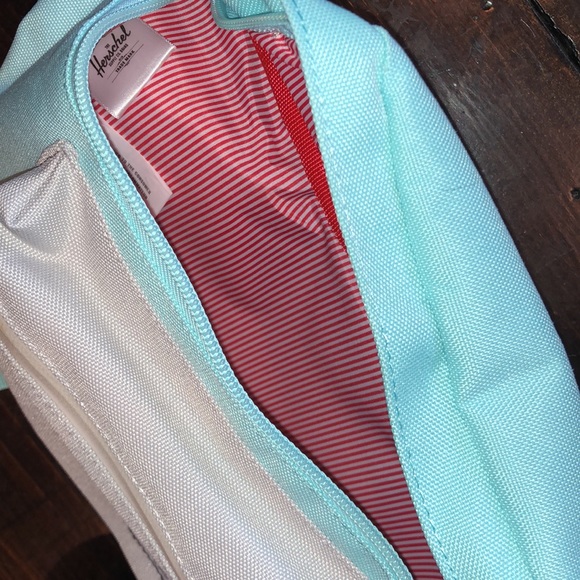 Herschel Fanny Pack - Picture 4 of 9